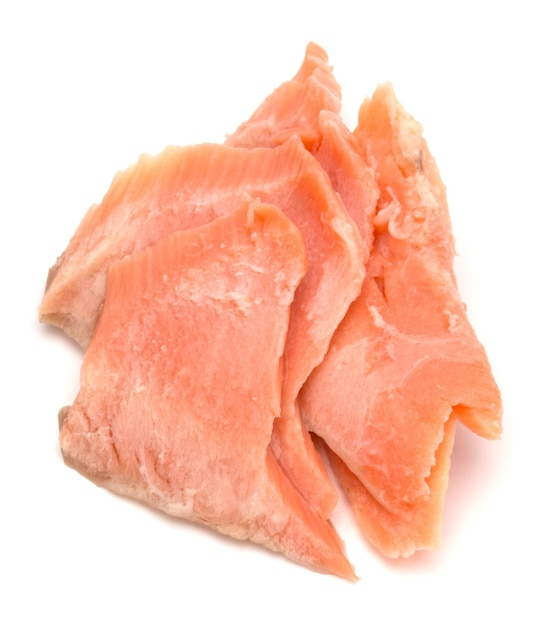 Segmenti di salmone affumicato isolati su un ritaglio a sfondo bianco Fibre di filetto di pesce preparate