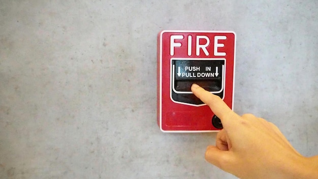 Segnalatore di allarmi antincendio o apparecchiature di allerta o campanello e uso della mano in caso di incendio