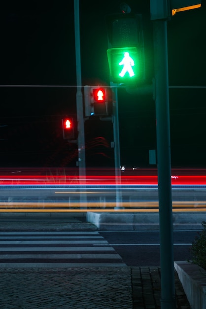 Segnale di attraversamento pedonale rosso e verde acceso