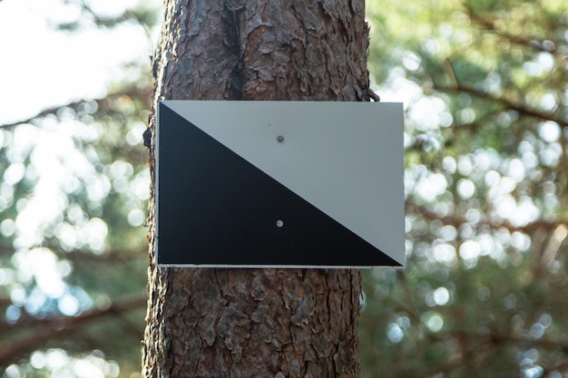 Segnale di avvertimento per la conservazione della caccia Segnale di pericolo nel Parco Nazionale della Sierra de Guadarrama Madrid Spagna