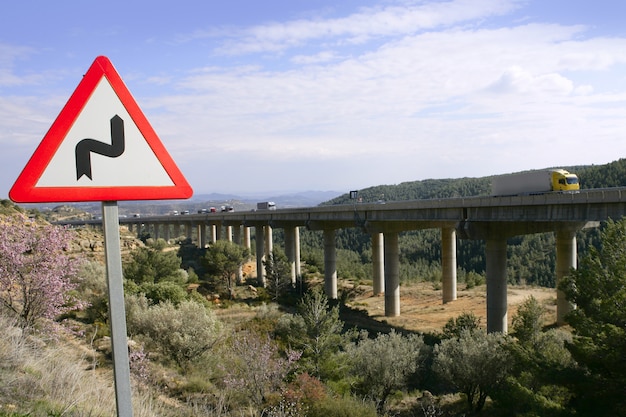 Segnale di deviazione vicino a un ponte