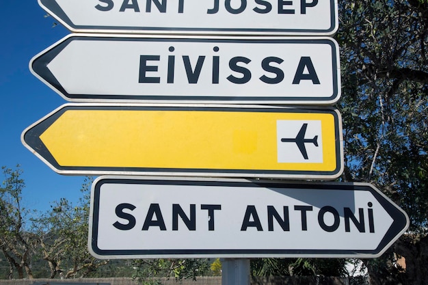 Segnale di direzione del traffico stradale Ibiza Spagna in campagna