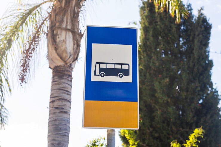 Segnale di fermata dell'autobus sul palo della posta, cartello stradale stradale
