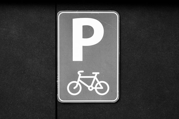 Segnale di parcheggio per biciclette in bianco e neroSegnale di parcheggio incolore per ciclisti
