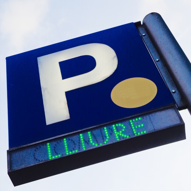 Segnale di parcheggio su un cielo blu