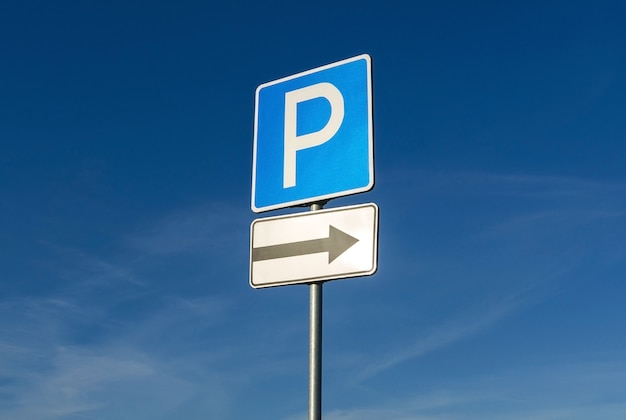 Segnale di parcheggio sullo sfondo del cielo blu