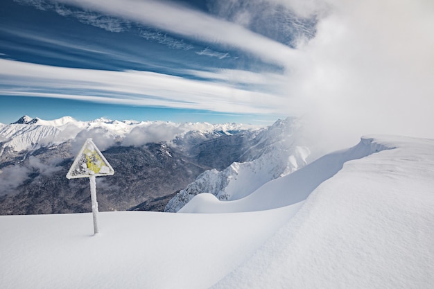 Segnale di pericolo in montagna invernale