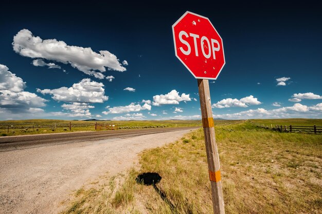 Segnale di stop sull'autostrada vuota nel Wyoming