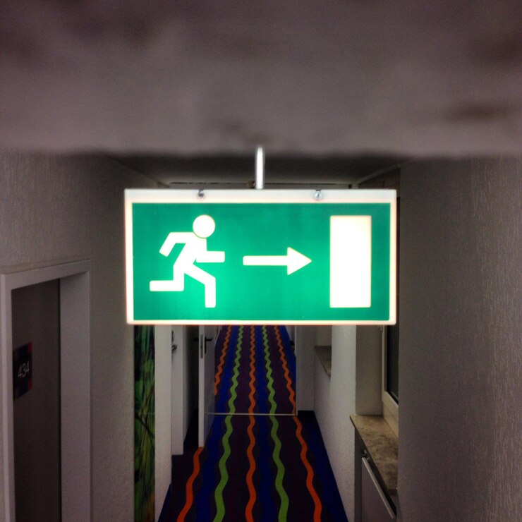 Foto segnale di uscita di emergenza al passaggio