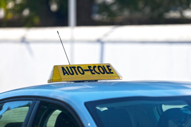 Segnale giallo della scuola di guida francese