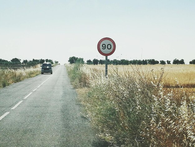 Segnale stradale contro un cielo limpido