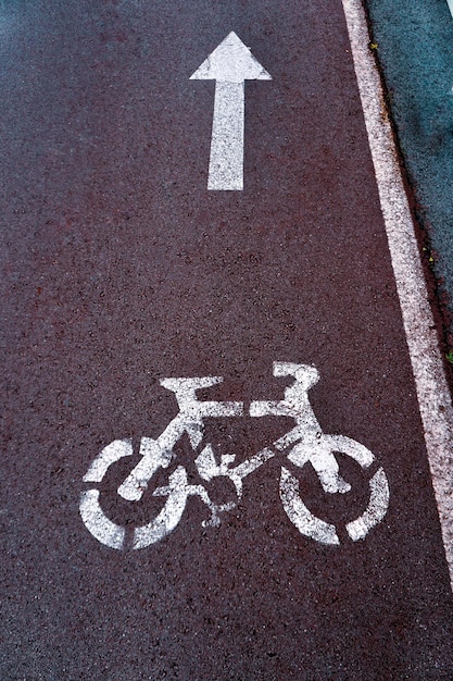 segnale stradale di biciclette sulla strada