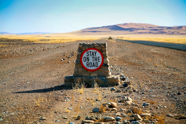 Segnale stradale di sicurezza e deserto in Namibia