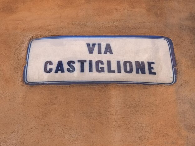 Segnale stradale di Via Castiglione a Bologna