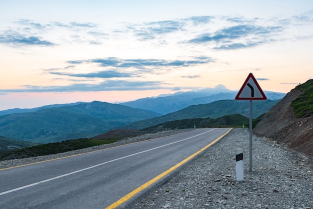 Segnale stradale girare a sinistra in autostrada