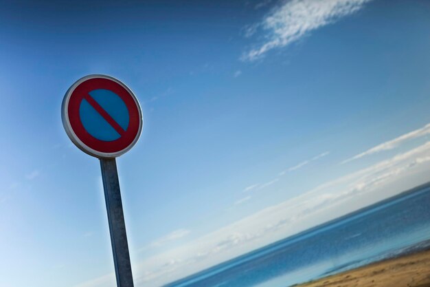 Segnale stradale in spiaggia