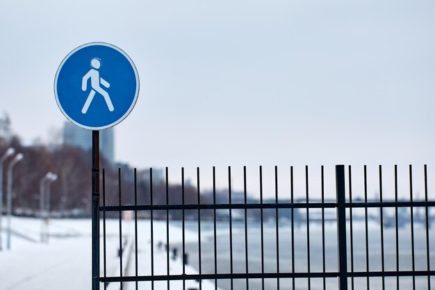 Segnale stradale per passeggiate pedonali