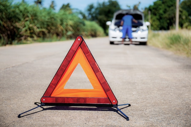 Segnali di emergenza su strada