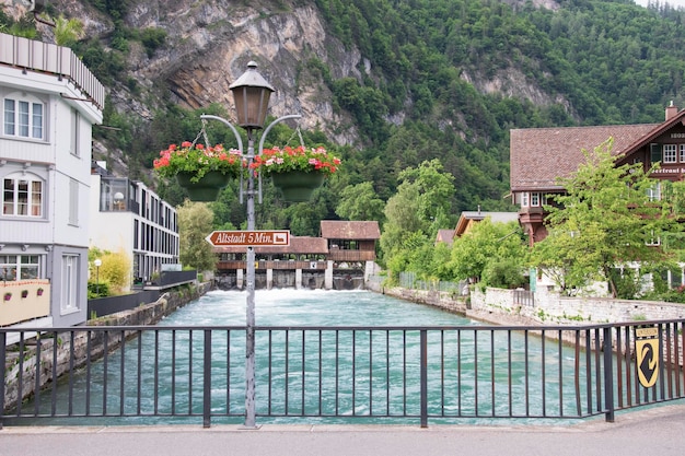 Segnali stradali a Interlaken con una bellissima vista sullo sfondo delle montagne e sul fiume