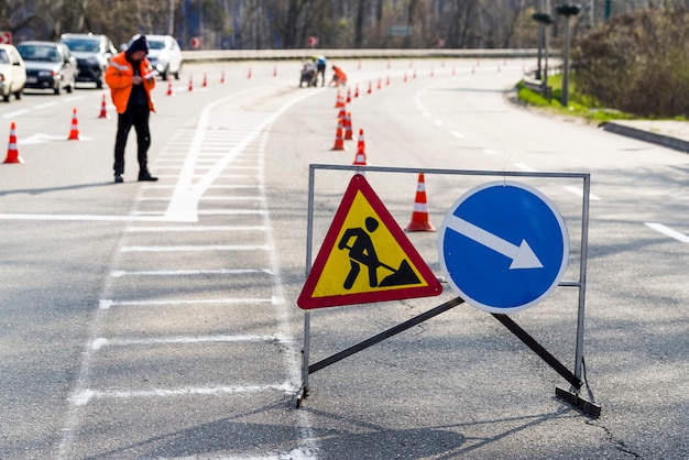 Segnali stradali per auto riparazione stradale e direzione del traffico