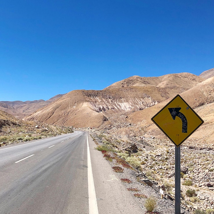Foto segni nel deserto e un cielo blu limpido
