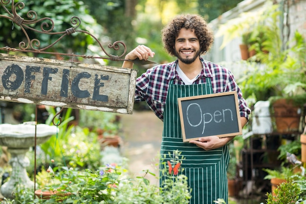 Segno aperto della tenuta maschio del giardiniere dal cartello dell'ufficio