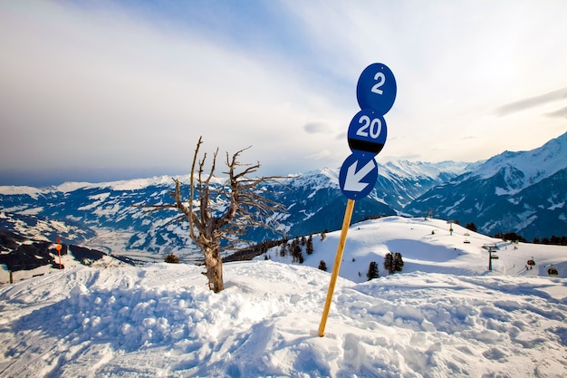 Segno blu del percorso sulla stazione sciistica nelle montagne delle Alpi a Mayerhofen, Austria