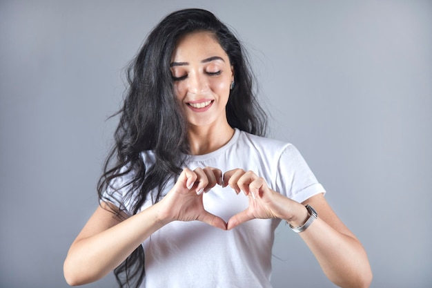 Segno del cuore della mano della donna felice