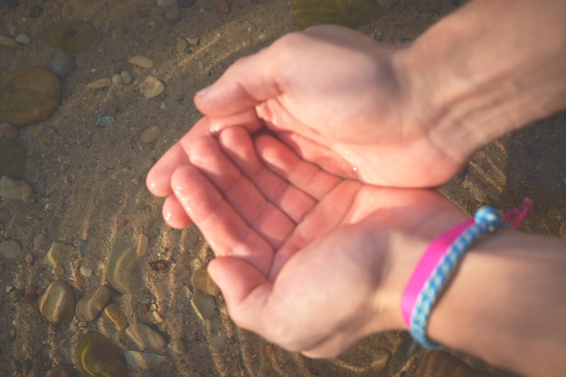 Segno del cuore delle mani e dell'amore