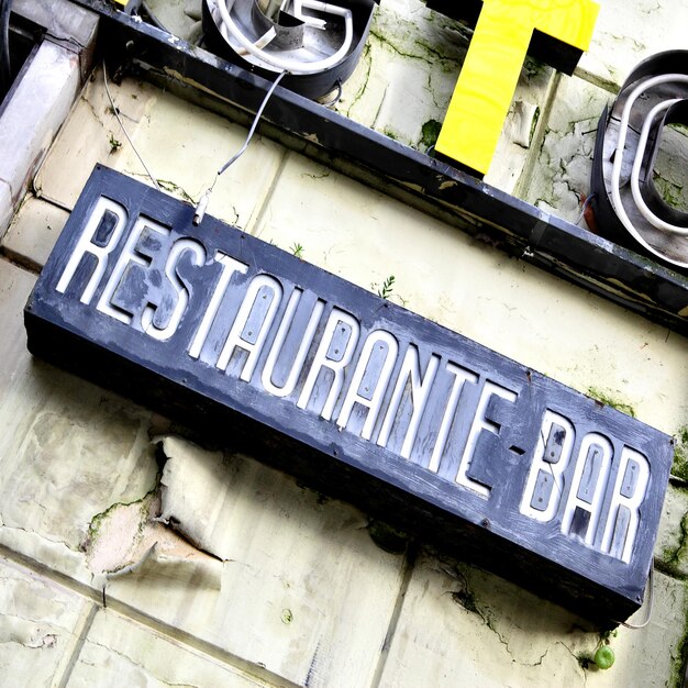 Segno del primo piano del ristorante deserto