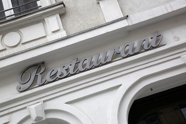 Segno del ristorante sulla facciata dell'edificio