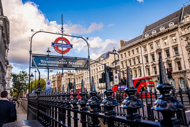 Segno della metropolitana nell'arco di Westminster, Jubilee Line, Londra. La metropolitana di Londra è il sistema metropolitano più trafficato del mondo con 1,1 miliardi di corse annuali