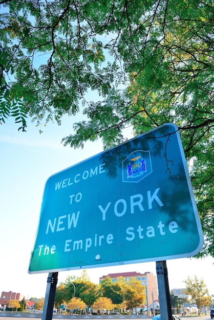 Segno di benvenuto nello stato di New York dalle Cascate del Niagara.