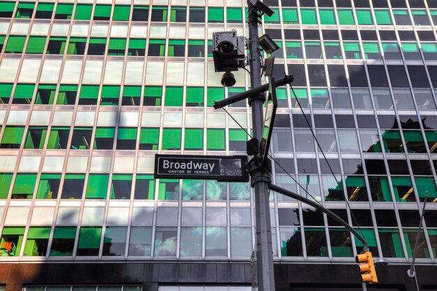 Segno di Broadway sullo sfondo di un edificio per uffici a Manhattan