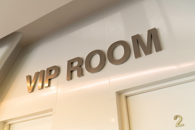Segno di camera VIP Gold davanti alla stanza con effetto luce calda per gli ospiti speciali presenti alla riunione.