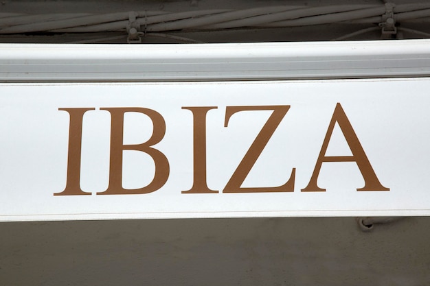 Segno di Ibiza sulla facciata del muro di pietra