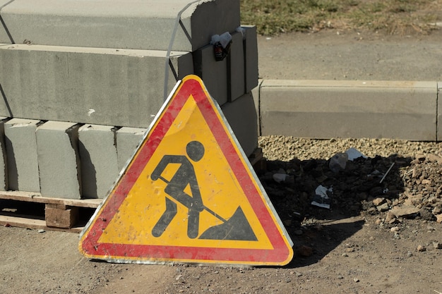 Segno di lavori di costruzione o riparazione di strade