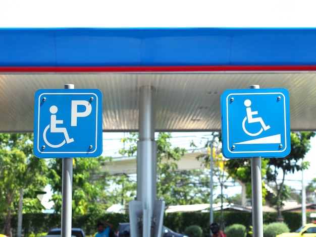 segno di parcheggio andicappato blu alla stazione di servizio.
