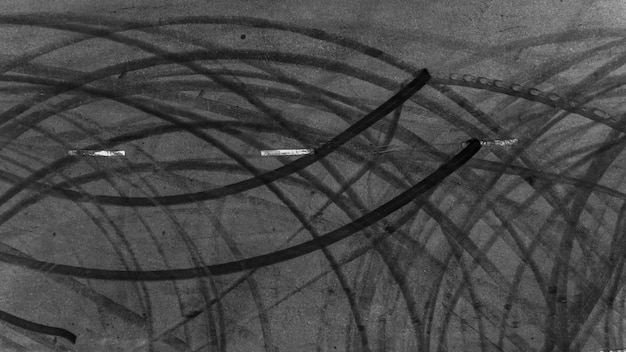 Segno di pista di pneumatici su asfalto asfalto tracciato da corsa texture e sfondo Sfondo astratto tracce di pneumatici neri slittamento su strada asfaltata nel circuito da corsa Segno di pneumatico segno di slittamento su strada asfaltata