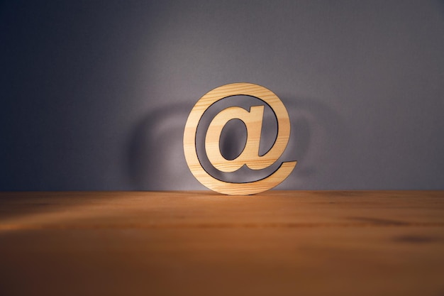 Segno di posta elettronica sul tavolo di legno Lettera di messaggio di posta elettronica di concetto