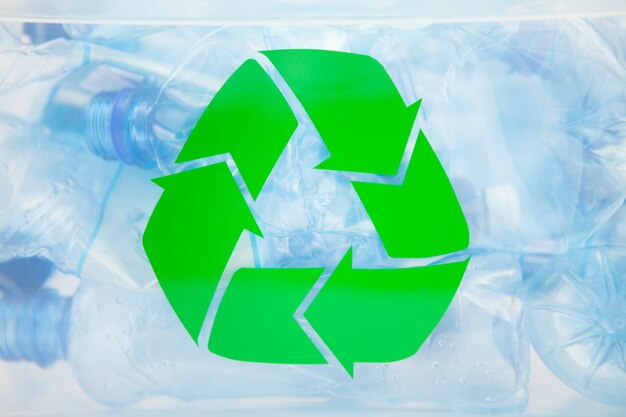 Segno di riciclaggio su una scatola di plastica