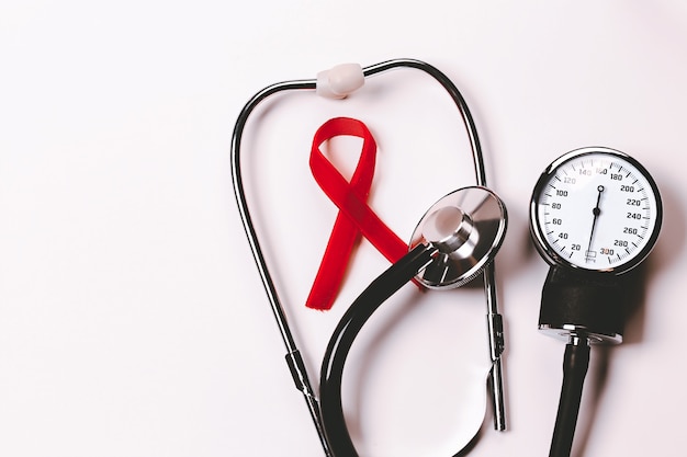 Segno di sensibilizzazione sull'AIDS nastro rosso giornata mondiale dell'aids dicembre simbolo di sensibilizzazione carità supporto in d...