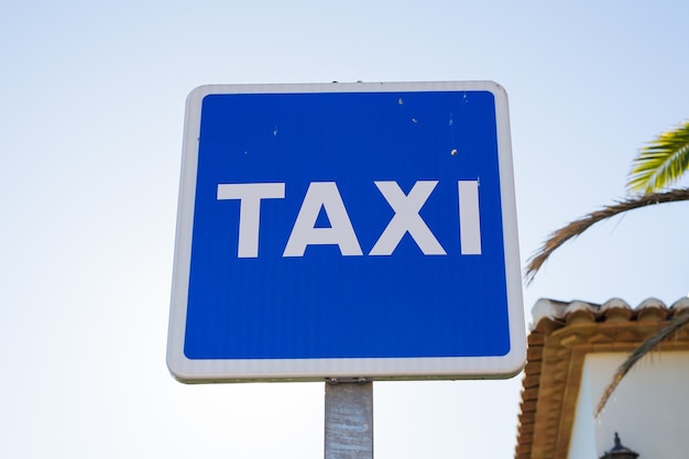 Segno di taxi blu nel centro della città