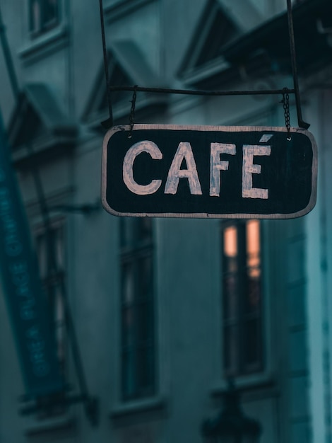 Segno di un caffè vintage nel centro storico di Praga