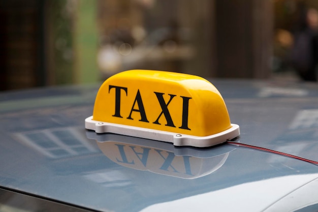 Segno giallo di taxi croato