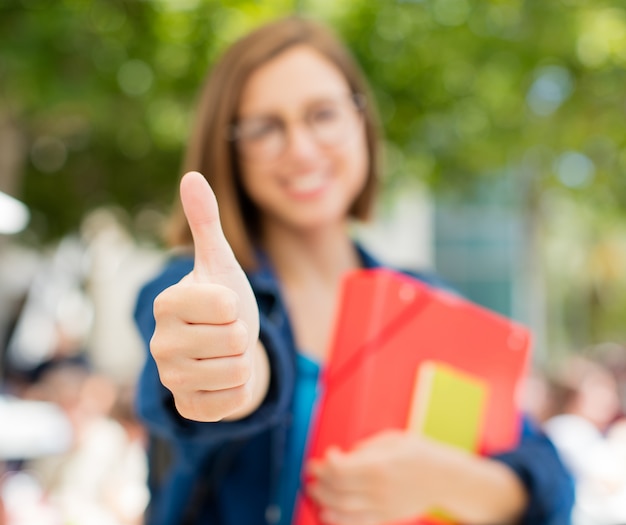 segno giusto della giovane donna all&#39;università