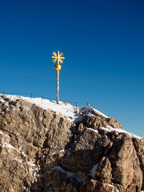 Segno in cima allo Zugspitze, la montagna più alta della Germania.