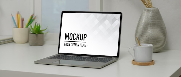 Segno informativo sul tavolo a casa