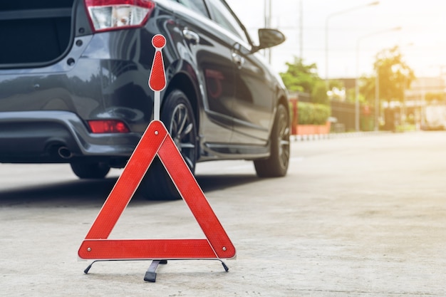 Segno rotto dell&#39;automobile su una strada con un&#39;automobile analizzata