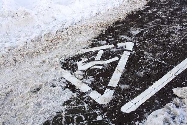 Segno sentiero sul marciapiede nella neve